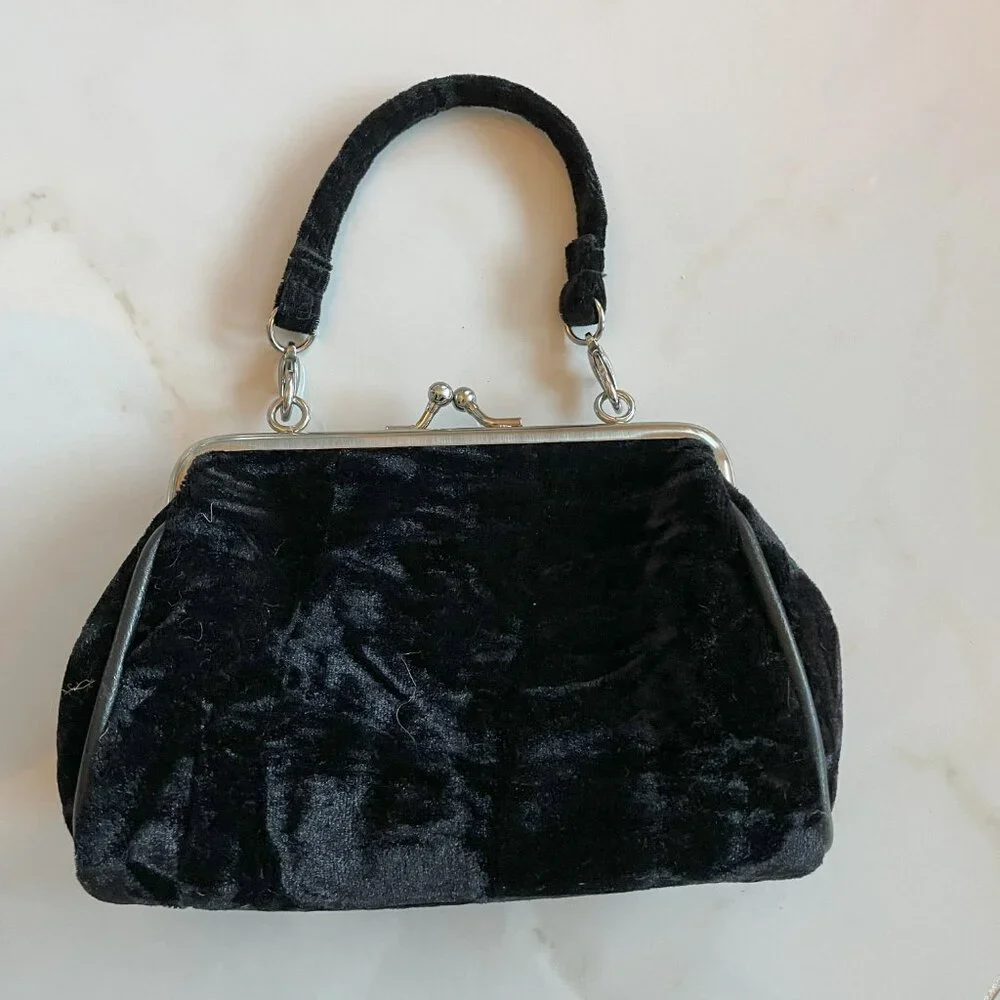 Adorable black velvet purse clutch with detachable handle - Picture 5 of 5